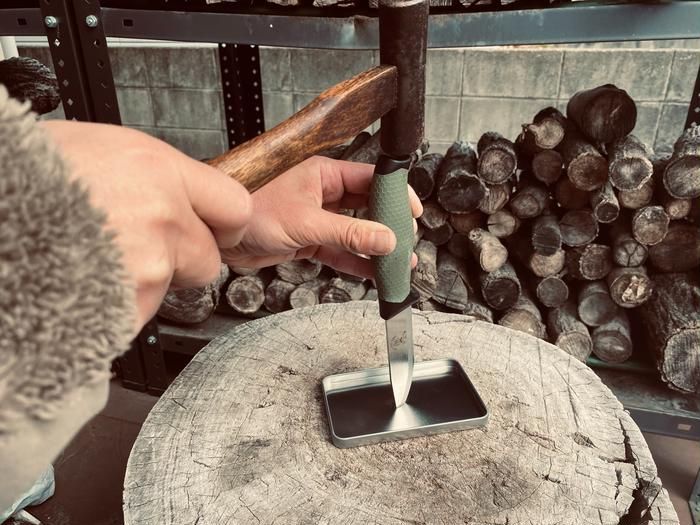 フタに穴を開けている