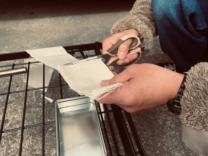 布をハサミで切る人