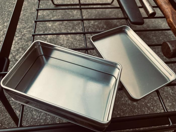 スチール製のフタ付き缶