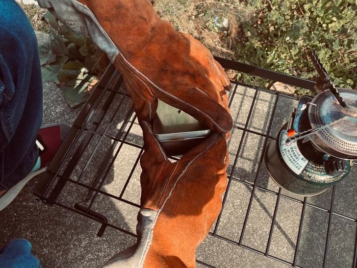 缶の蓋を開ける