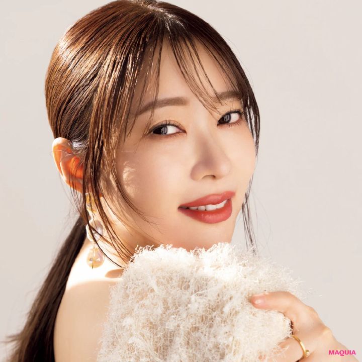 指原莉乃さんの春メイク。パステルピンクのニットは、甘すぎないピンクのワントーンで大人っぽく_2