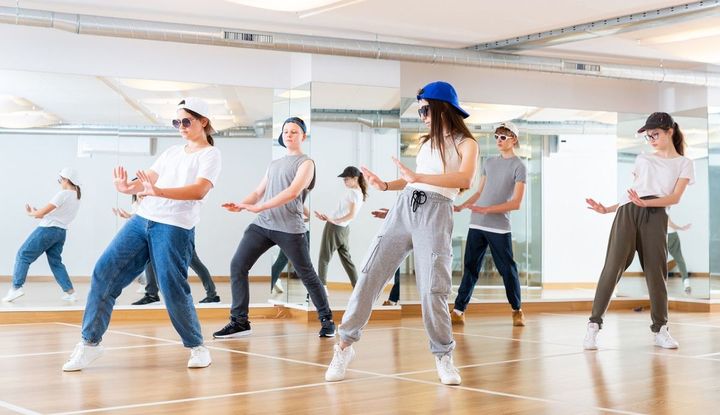 ダンススタジオでヒップホップを踊るティーンエイジャー