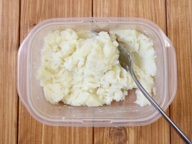 マッシュポテト レシピ じゃがいもを潰して味付けをする
