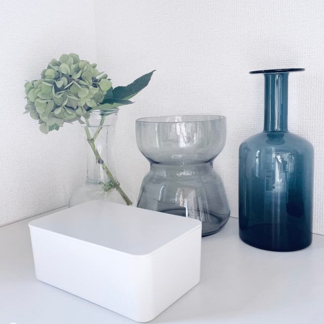 花器や紫陽花と一緒にケースを撮った写真