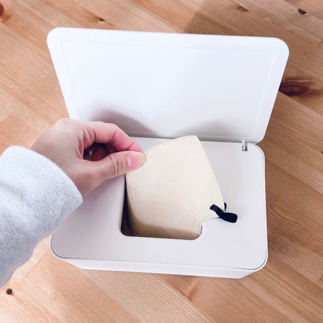 ケースからマスクを取り出す写真