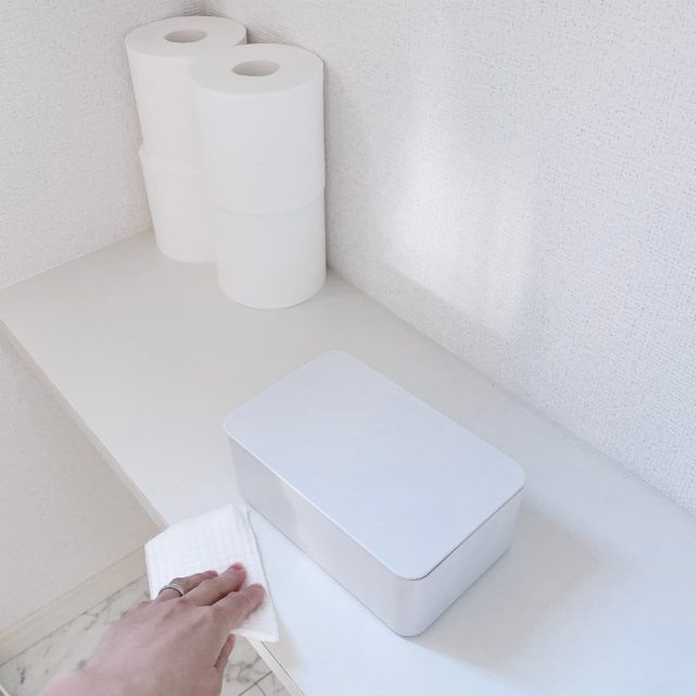 トイレットペーパーとケースの写真