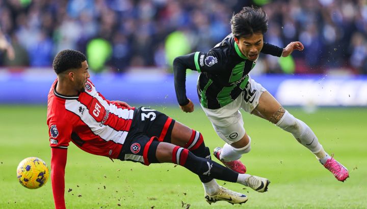 三笘薫への悪質タックルに即レッドカードを提示しなかった主審は審判失格…現地で痛烈批判