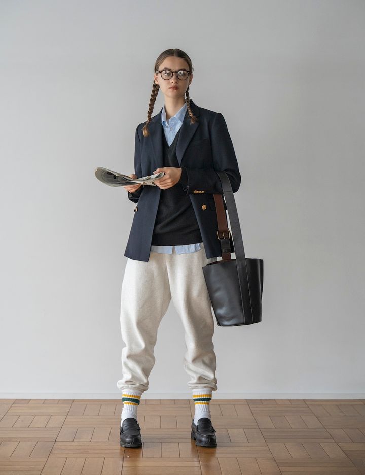 スウェットパンツに合うニットは？黒のVネックニットを選んでトラッドに着よう。【Vネックニット着こなし-04】