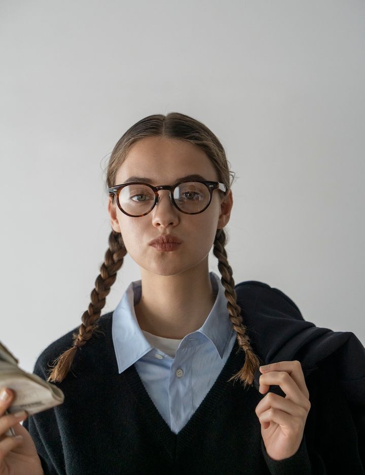 スウェットパンツに合うニットは？黒のVネックニットを選んでトラッドに着よう。【Vネックニット着こなし-04】