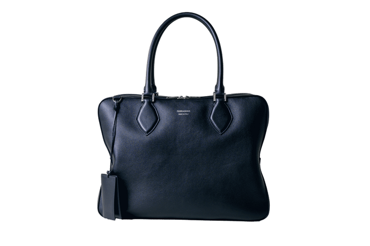 〈フェラガモ〉のアイコンバッグ