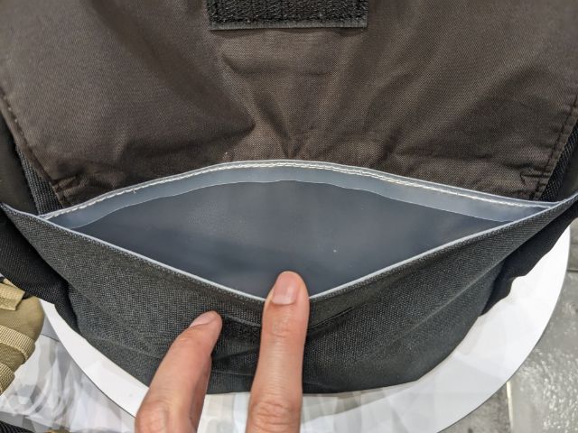 ブラックのあれこれまとまるマザーズ＆ファザーズリュックⅡの外ポケット