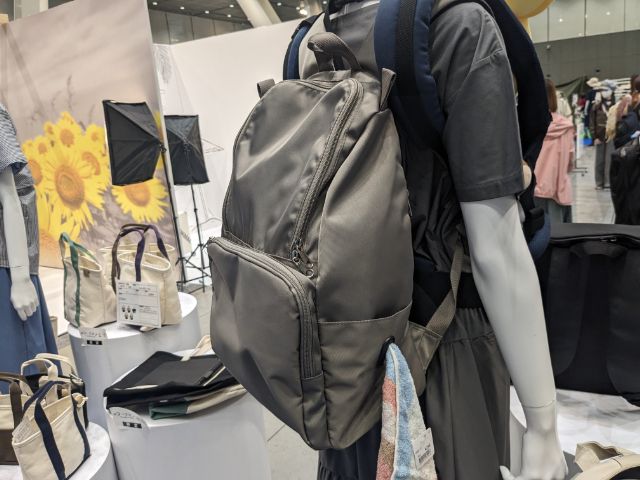 カーキ色の撥水マルチユースマザーズリュックのサイド側