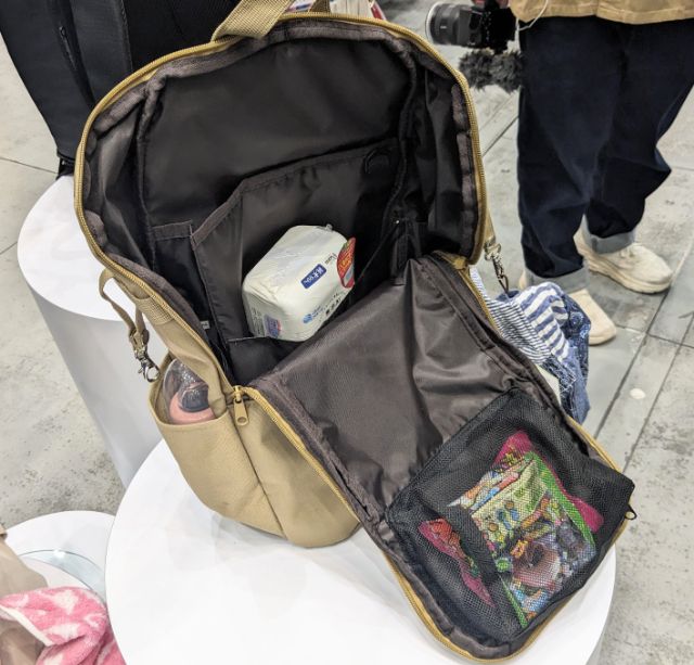 ベージュ色のあれこれまとまるマザーズ＆ファザーズリュックⅡの中身