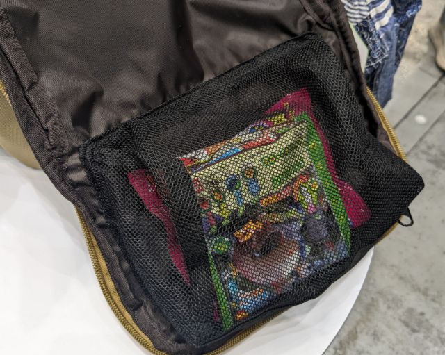 ベージュ色のあれこれまとまるマザーズ＆ファザーズリュックⅡのメッシュポケット