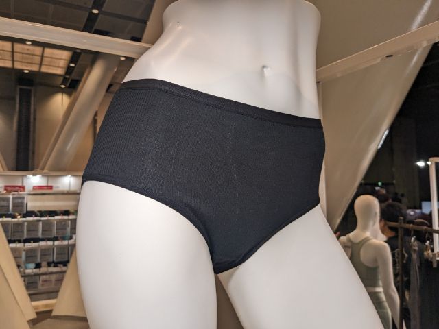 黒のシルク混なめらかショーツ