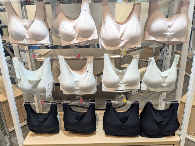 スハダハーモニーハーフブラトップがラックに並べられている