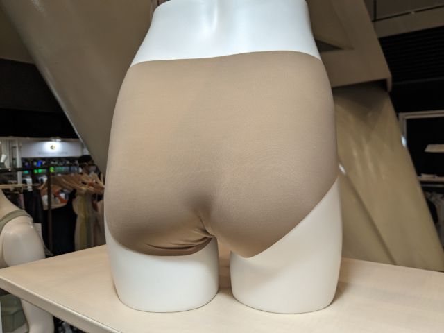 ベージュのシームレスショーツ