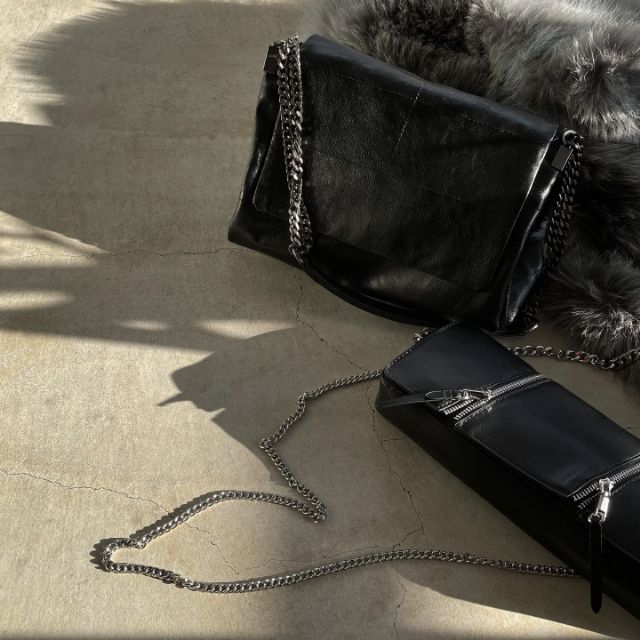 黒のフラップ ロッカーショルダーバッグ