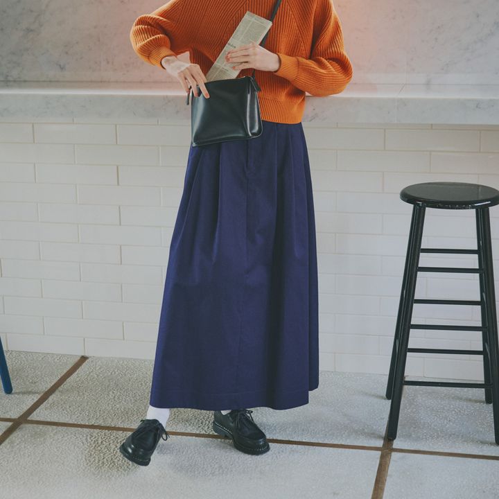 ネイビースカート×オレンジニットで爽快な大人カジュアルを完成させる【マイスタンダードブック】