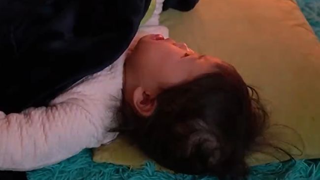 寝てほしい父vs寝たくない2才児