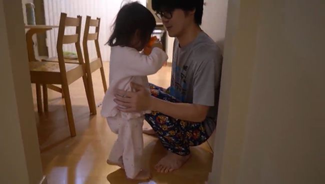 寝てほしい父vs寝たくない2才児