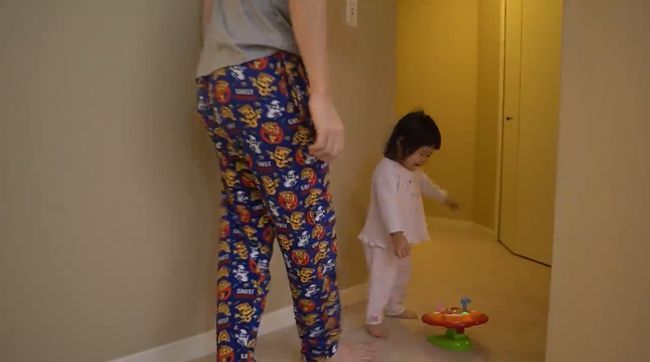 寝てほしい父vs寝たくない2才児