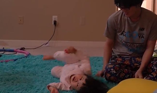 寝てほしい父vs寝たくない2才児