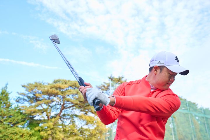 “クラブ2本で素振り”するだけ！良いスイングが簡単にできる方法