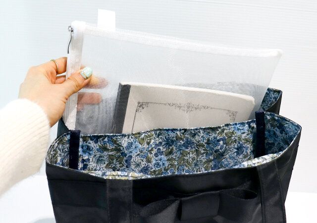 ローラ アシュレイの付録の黒バッグ