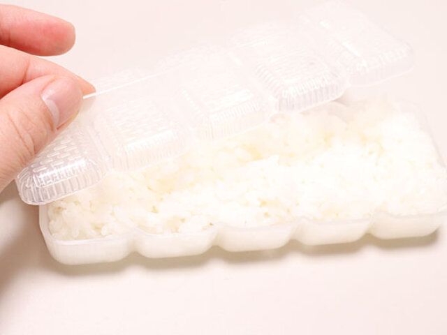 ダイソーの寿司型 A4にご飯を詰めて蓋をする