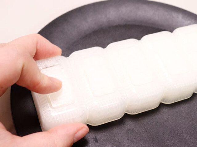 ダイソーの寿司型 A4を裏返してご飯を取り外す様子