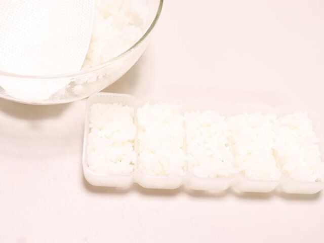 ダイソーの寿司型 A4にご飯を詰める