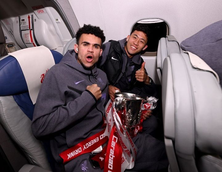 優勝のリヴァプール遠藤航、帰りの飛行機内で隣の席だった“友達”選手が判明