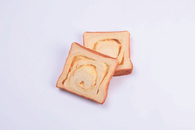 『ホワイトチョコレート「生」食パン』 ハーフサイズ 1,800円（税込）