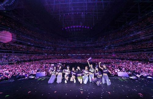 TWICEのSoFiスタジアム公演