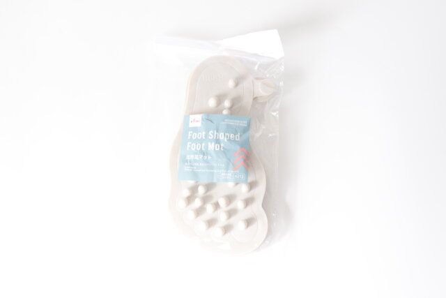ダイソーの足形足マットのパッケージ