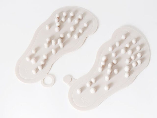 ダイソーの足形足マットの連結部分を外した様子