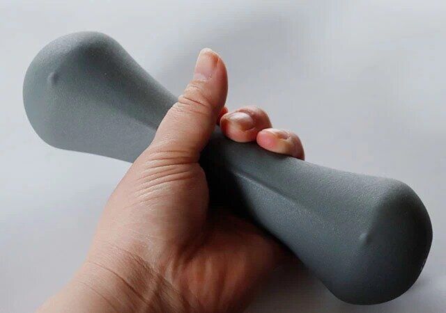 ダイソーのダンベル（2kg）でトレーニング