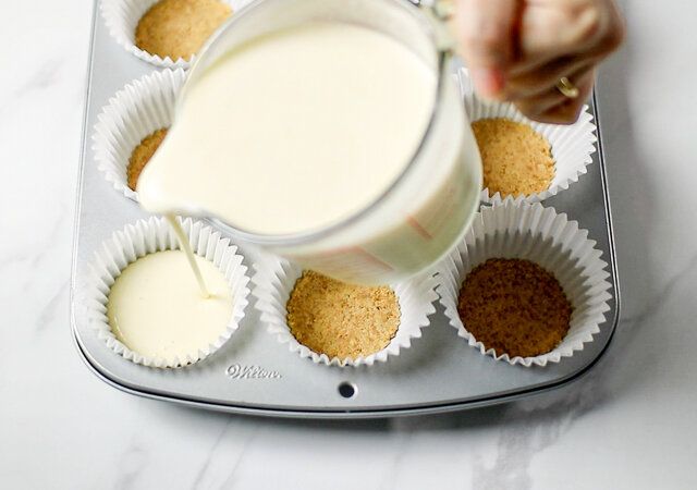 カマンベールチーズケーキ レシピ 生地を型に注ぐ