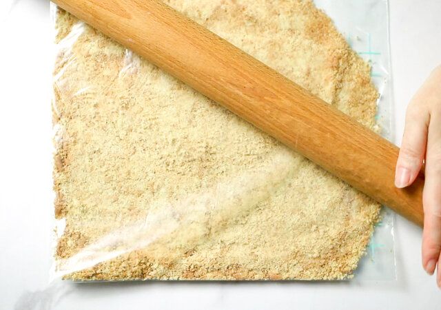 カマンベールチーズケーキ レシピ ビスケットを砕いてバターとなじませる