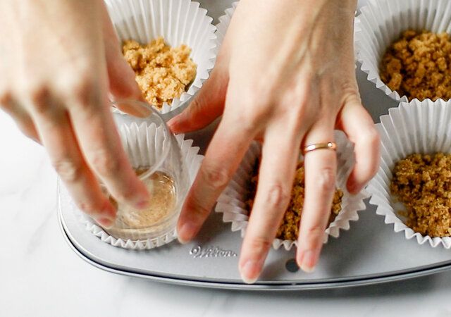 カマンベールチーズケーキ レシピ ビスケットを型に詰める