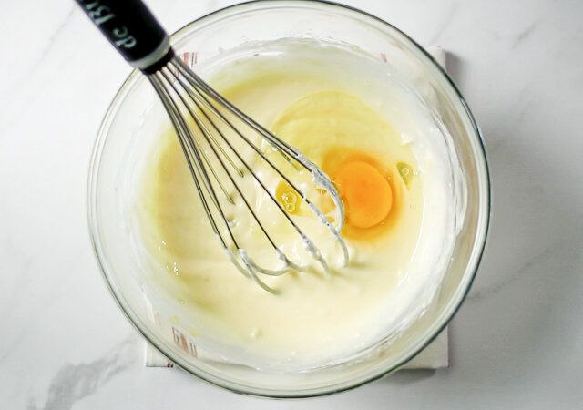 カマンベールチーズケーキ レシピ 卵を加える