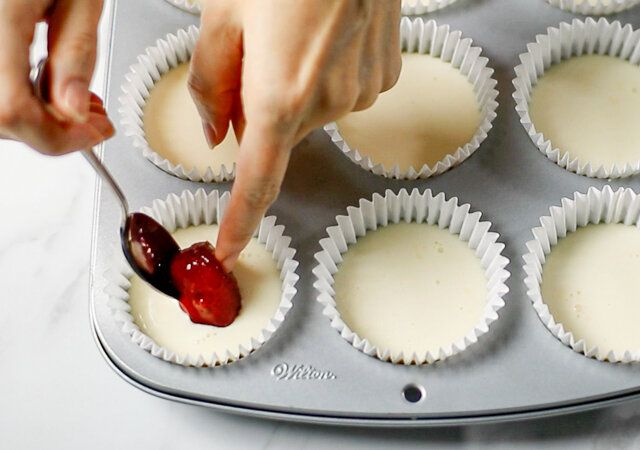 カマンベールチーズケーキ レシピ いちごコンフィチュールを入れる