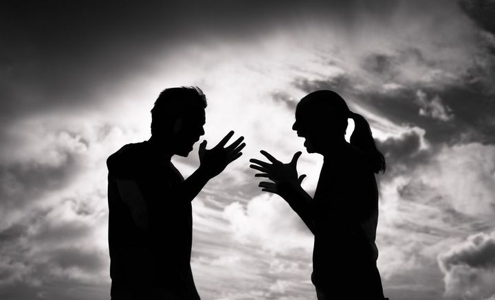 議論するカップル