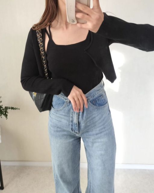 黒の2ピースクロップドカーディガンを着用