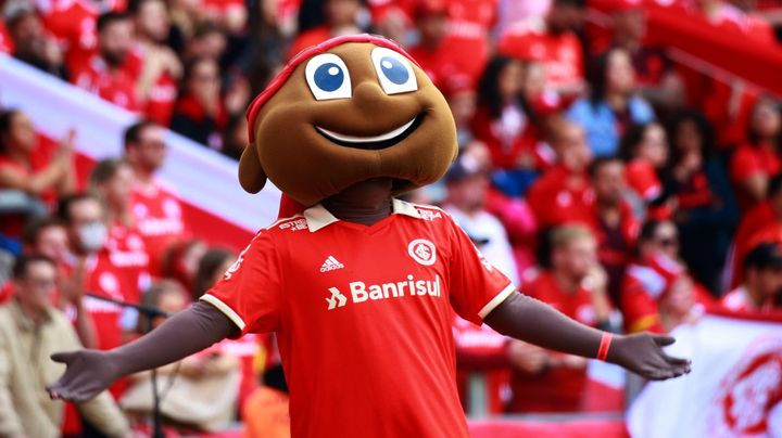 試合中のセクハラで女性記者から告訴されたインテルナシオナウのマスコット、警察が捜査…「汗も感じた」