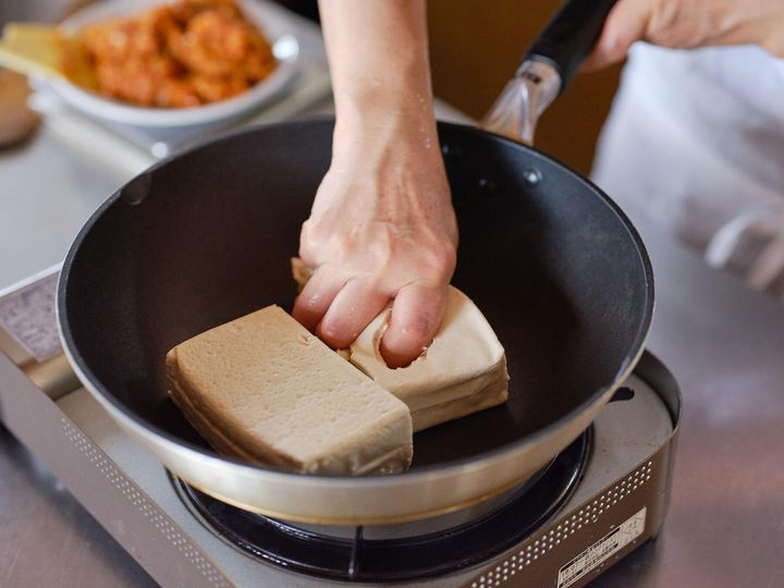 島豆腐をつぶす