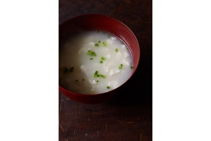 鶏の旨味が効いた“くずし豆腐のスープ”