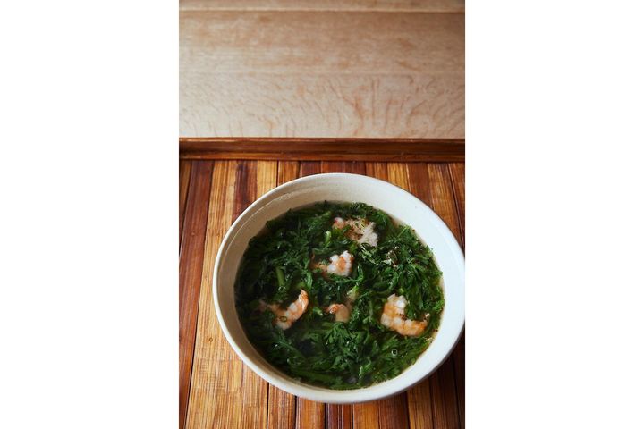 爽やかで滋味深い“春菊とたたき海老のスープ”