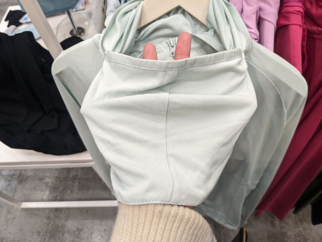 クールUVフェイスガードパーカーのフード部分